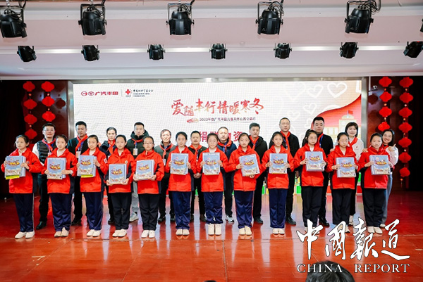 广汽丰田与志愿者车主们向同学们捐赠爱心礼物.jpg