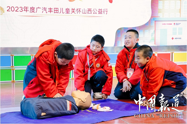 孩子们实践操作，牢记急救知识.jpg